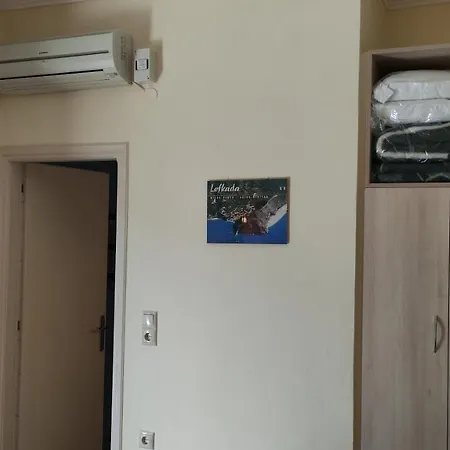 Gogo's - γωγώ & Konukevi Nydri (Lefkada)