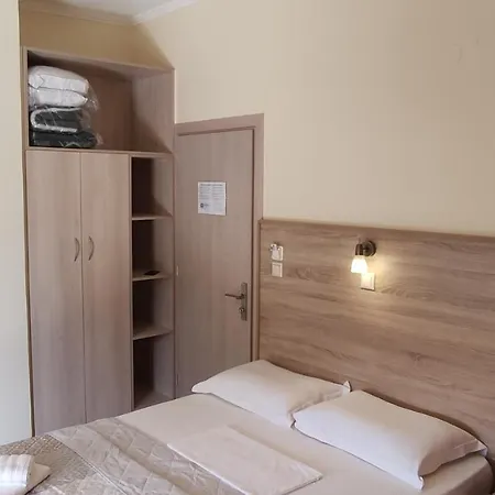 Gogo's - γωγώ & Konukevi Nydri (Lefkada)